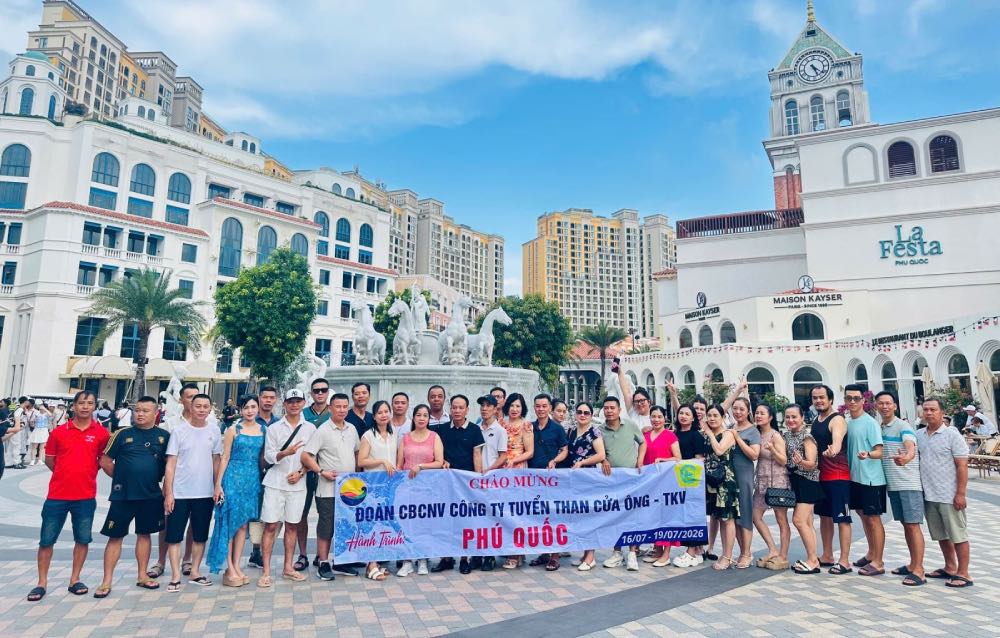 Đoàn viên, người lao động Công ty Tuyển than Cửa Ông – TKV đi tham quan, nghỉ mát. Ảnh: Vũ Hằng / Công ty Tuyển than Cửa Ông – TKV