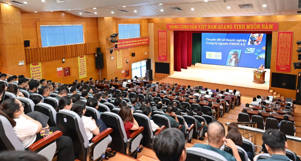 Hơn 250 cán bộ, công nhân viên Công ty tham gia lớp bồi dưỡng kiến thức chuyển đổi số. Ảnh: Vũ Hằng / Công ty Tuyển than Cửa Ông – TKV