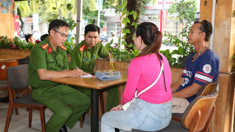 Nhặt điện thoại bên đường, người đàn ông nhờ Công an tìm chủ đánh rơi