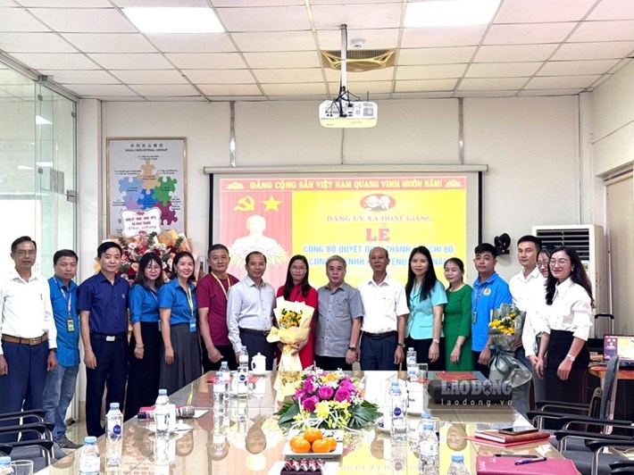 Các đại biểu chúc mừng Chi bộ Công ty TNHH Giầy Venus Việt Nam. Ảnh: Minh Hoàng (chụp ngày 5.10.2026)