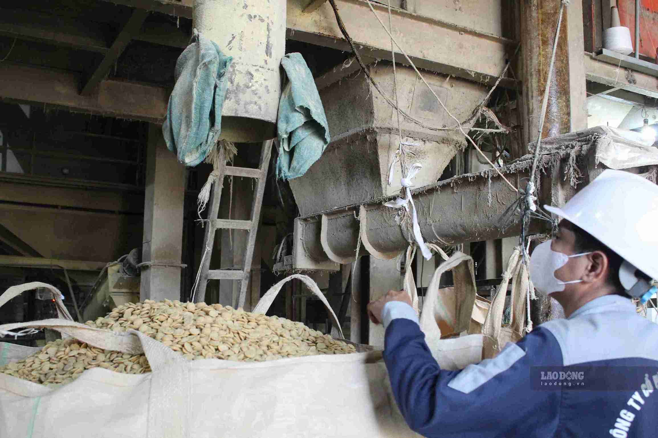 Nguyên liệu sau khi phối trộn được xả trực tiếp vào bịch để xe nâng vận chuyển lên nhà máy.