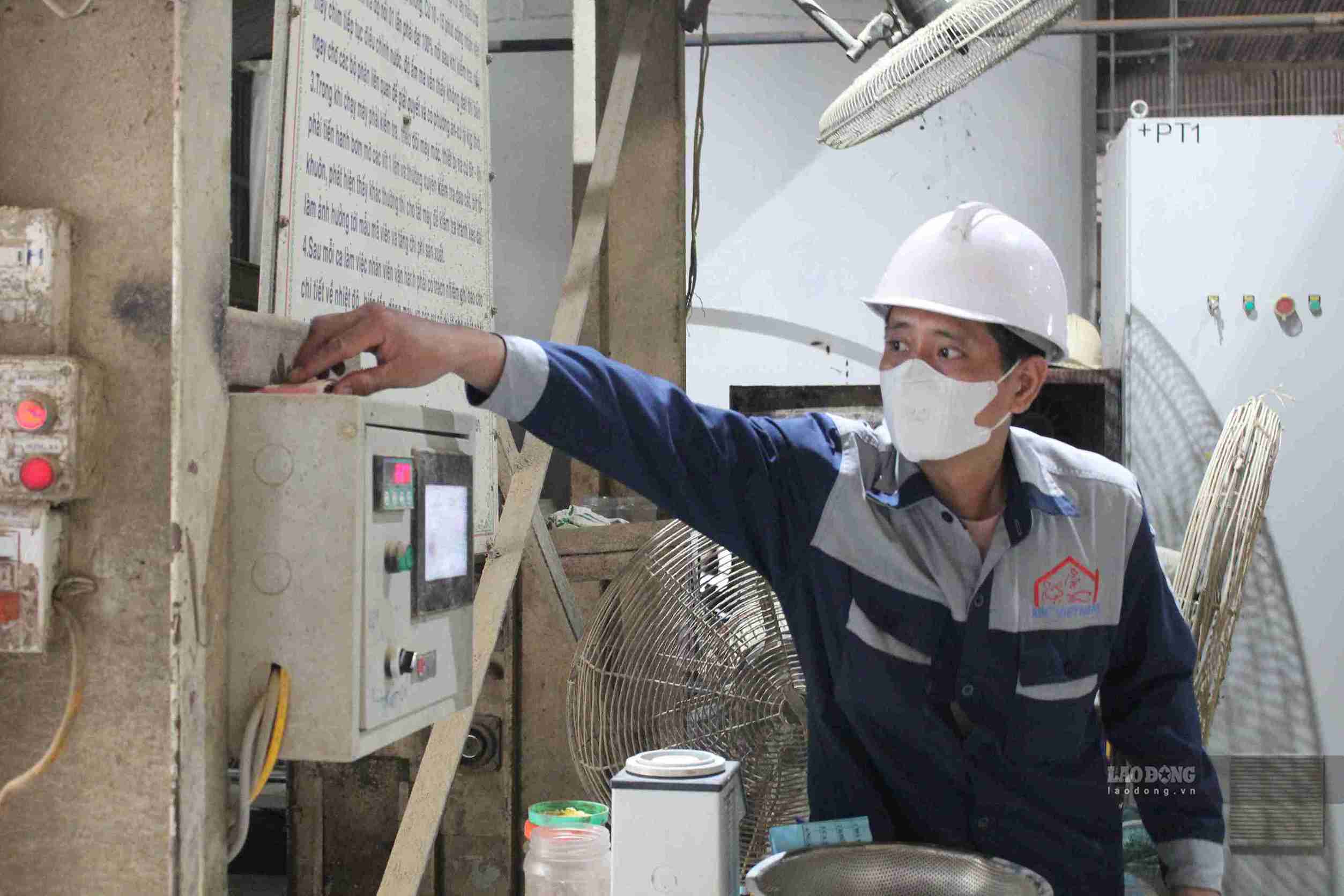 Anh Vũ Bình Trọng, người tham gia nghiên cứu, đề xuất các giải pháp cải tiến phù hợp với thực tế sản xuất. Ảnh: Mai Hương