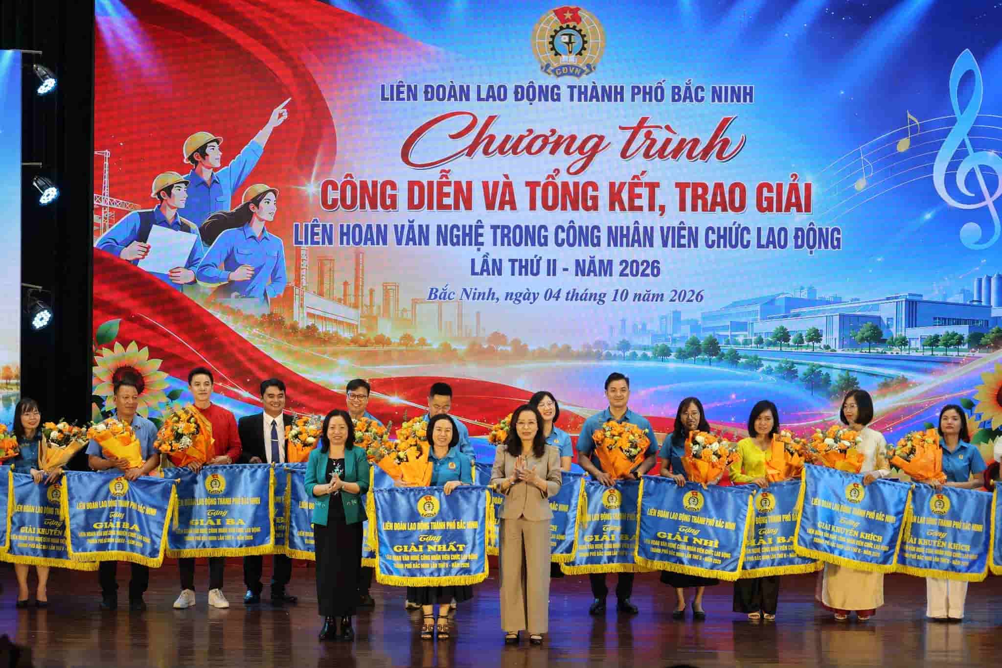 Bà Nguyễn Thị Hương - Phó Bí thư Thường trực Thành ủy, Trưởng Đoàn đại biểu Quốc hội thành phố và bà Thái Thu Xương (bên trái ảnh) - Phó Chủ tịch Tổng Liên đoàn Lao động Việt Nam trao giải Nhất cho Công đoàn Bệnh viện Đa khoa Bắc Ninh số 1. Ảnh: Quyết Chiến