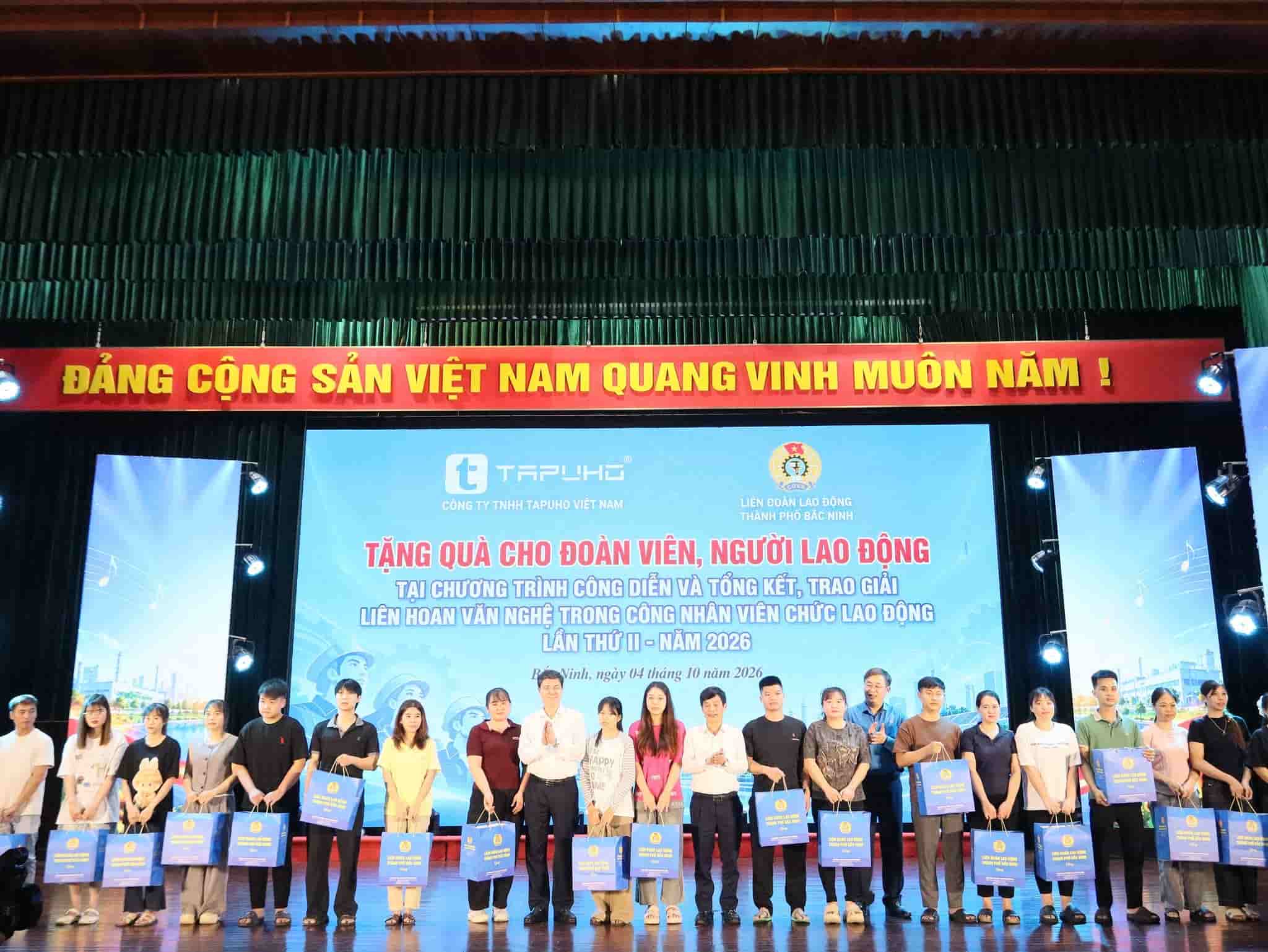 Tại chương trình, Ban Thường vụ Liên đoàn Lao động thành phố Bắc Ninh quyết định tặng quà cho 300 đoàn viên, người lao động. Trong đó, 200 suất quà từ nguồn tài chính Công đoàn thành phố năm 2026 và 100 suất quà do Công ty TNHH Tapuho Việt Nam trao tặng. Ảnh: Quyết Chiến.