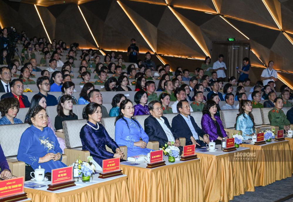 Ủy viên Bộ Chính trị, Chủ tịch Quốc hội Trần Thanh Mẫn và các đại biểu dự Chương trình “Kết nối yêu thương“. Ảnh: Linh Duy