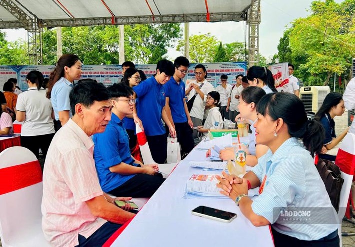 Lao động tìm việc làm tại phiên giao dịch việc làm tổ chức ngày 4.10 tại Hà Nội. Ảnh: Quỳnh Chi