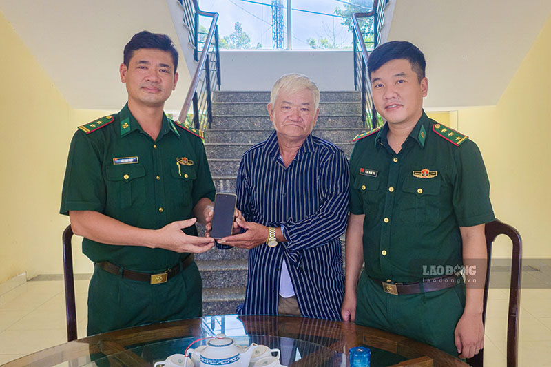 Cán bộ biên phòng nhặt được điện thoại, trả lại người đánh mất