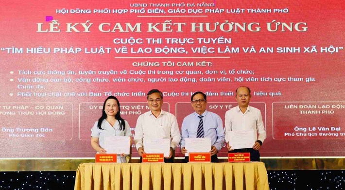 Đại diện lãnh đạo các đơn vị liên quan ở Đà Nẵng ký cam kết hưởng ứng cuộc thi trực tuyến “Tìm hiểu pháp luật về lao động, việc làm và an sinh xã hội”. Ảnh: Quốc Tuấn (UBMTTQ VN TP Đà Nẵng)
