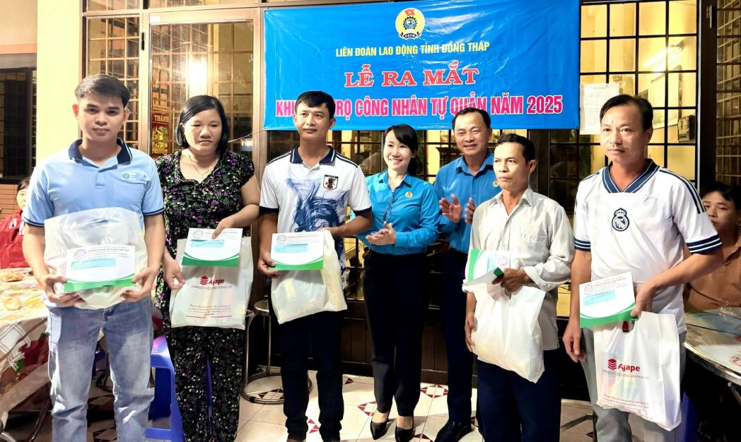 Lãnh đạo LĐLĐ tỉnh Đồng Tháp, UBND xã Tân Hương trao quà cho công nhân khó khăn. Ảnh: LĐLĐ tỉnh Đồng Tháp 