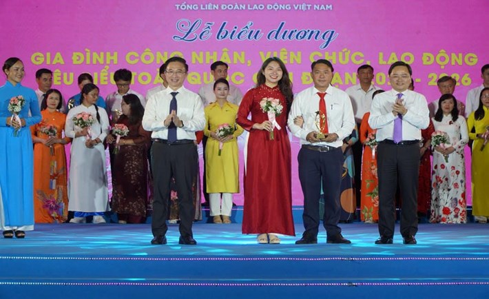Ủy viên Trung ương Đảng, Chủ tịch Tổng LĐLĐVN Nguyễn Anh Tuấn (ngoài cùng bên phải) trao khen thưởng cho vợ chồng chị Lê Xuân Mỹ Hạnh tại Lễ biểu dương 95 gia đình công nhân viên chức lao động tiêu biểu toàn quốc giai đoạn 2021 - 2026 do Tổng LĐLĐVN tổ chức. Ảnh: Ban Quan hệ Lao động Tổng LĐLĐVN cung cấp