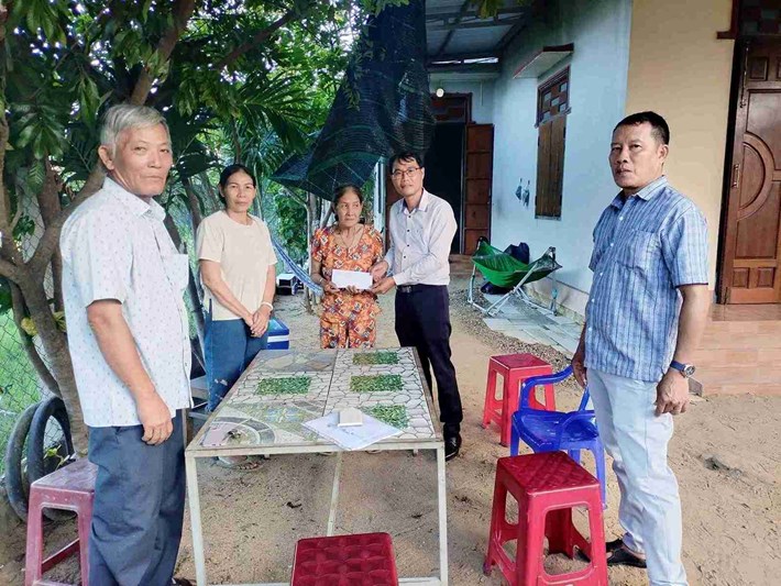 Cơ quan chức năng vừa hỗ trợ cho phụ nữ khuyết tật có hoàn cảnh khó khăn. Ảnh: Mặt trận xã Cam An