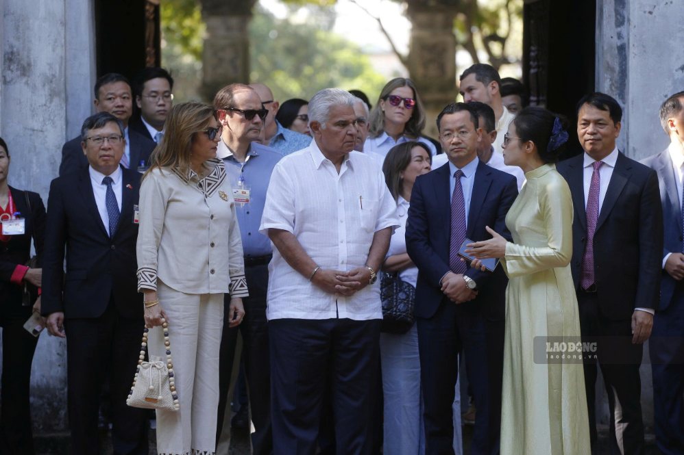Tổng thống Panama José Raúl Mulino và Phu nhân đã tới tham quan Văn Miếu - Quốc Tử Giám. Ảnh: Hải Nguyễn