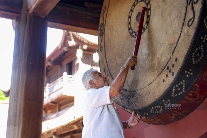 Tổng thống Panama José Raúl Mulino thực hiện nghi thức đánh trống Sấm. Ảnh: Hải Nguyễn
