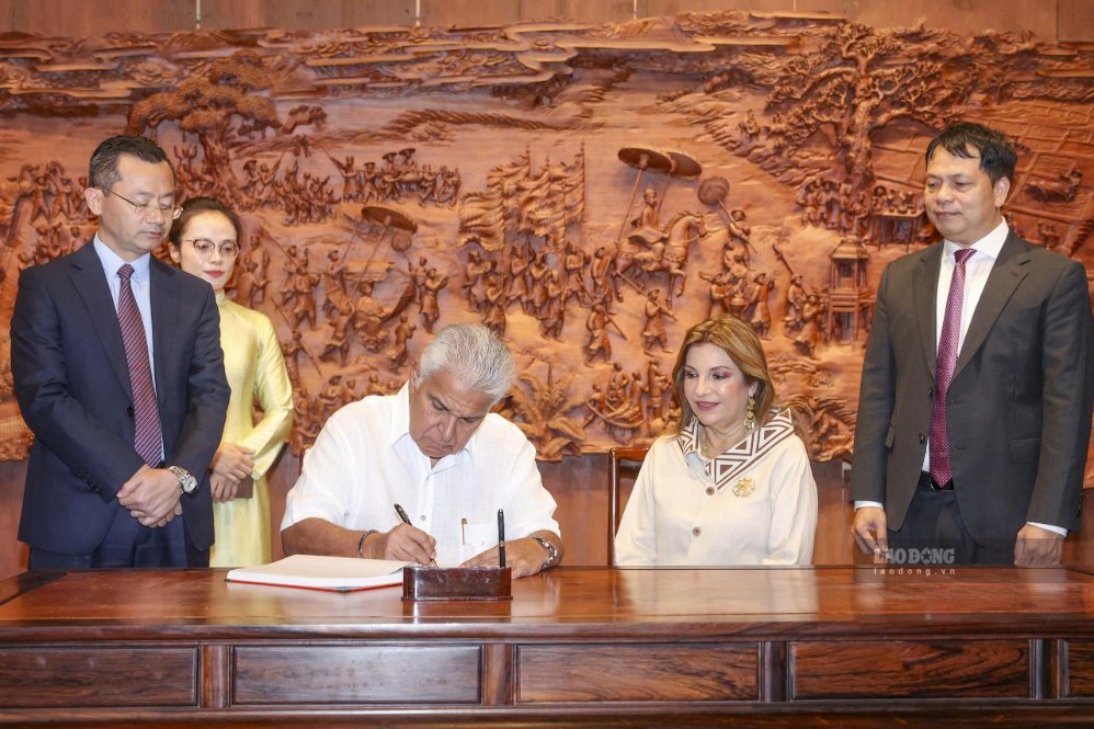 Tổng thống Panama José Raúl Mulino và Phu nhân ghi lưu bút tại Văn Miếu - Quốc Tử Giám. Ảnh: Hải Nguyễn