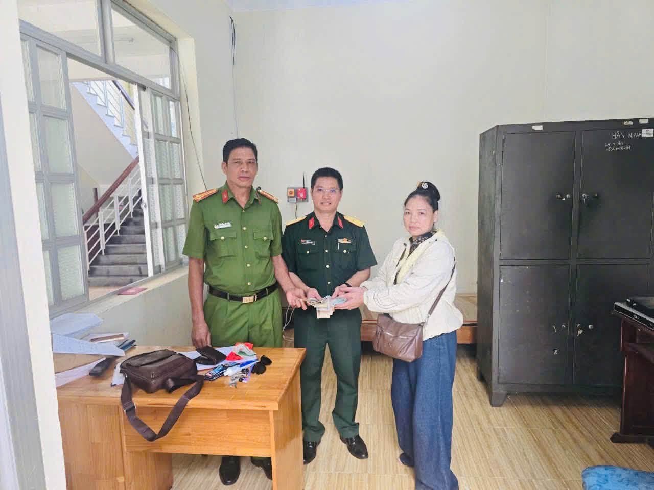 Thiếu tá nhặt được túi xách có 2 triệu đồng, tìm người đánh rơi để trao trả