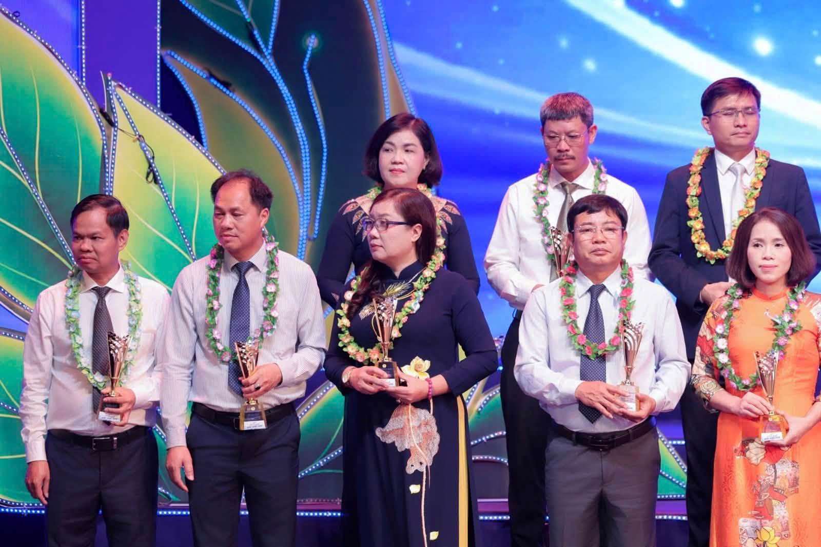 Ông Hồ Quang Huệ, Giám đốc VNPT Lâm Đồng (thứ hai - bên trái) vinh dự được trao tặng danh hiệu “Bạn đồng hành“. Ảnh: Đan Phương
