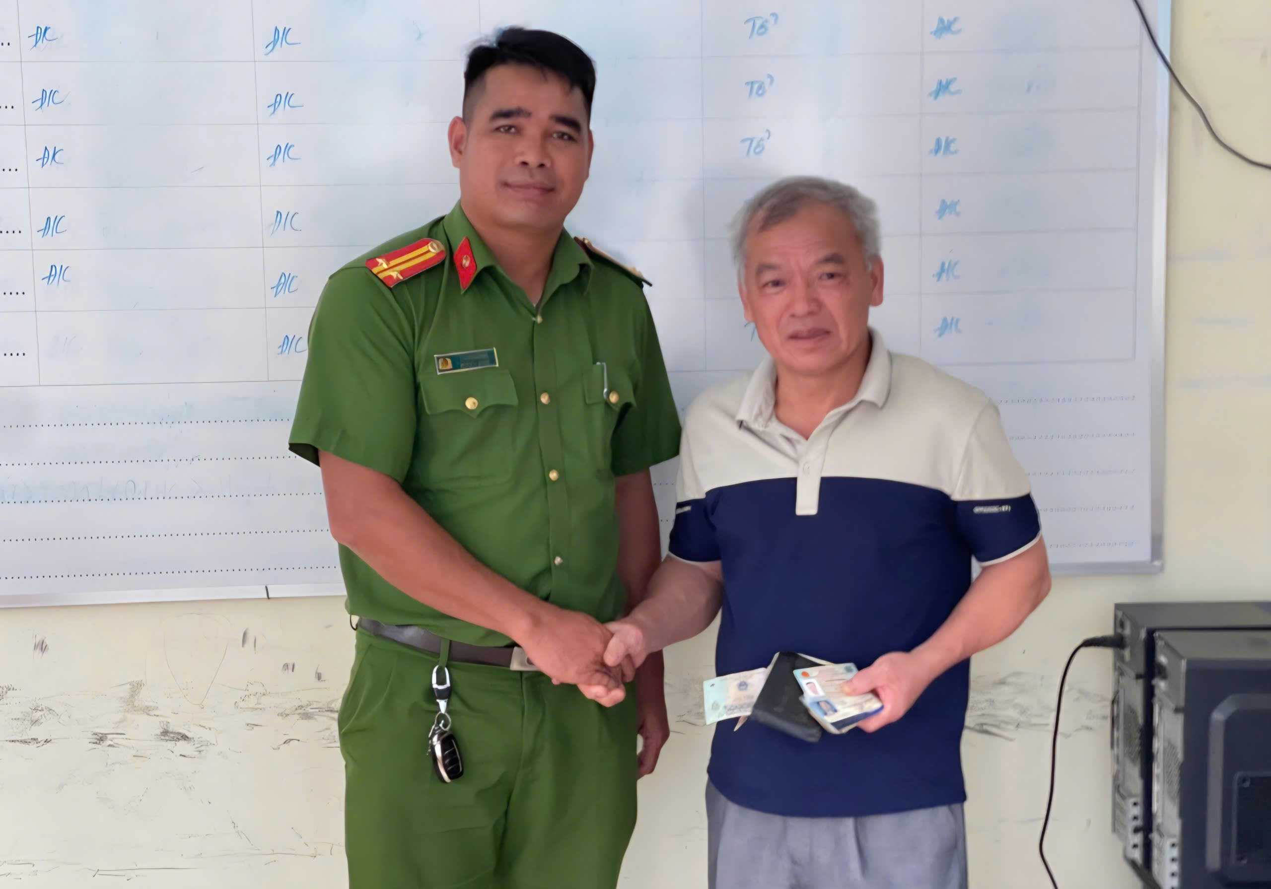 Trung tá Y Khăm Knul - cán bộ Công an phường Nam Gia Nghĩa trao trả chiếc ví nhặt được cho người đánh rơi. Ảnh: Công an phường Nam Gia Nghĩa 