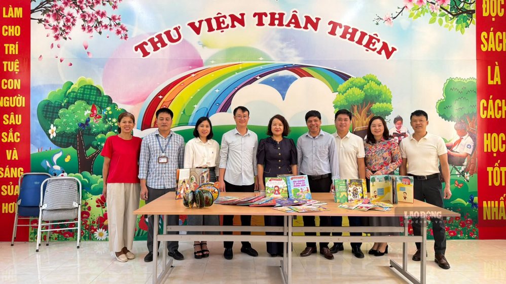 Công đoàn trao tặng 100 đầu sách, góp phần xây dựng văn hóa đọc học đường
