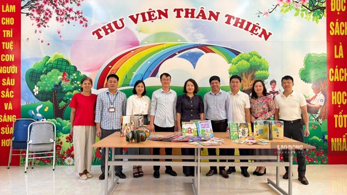 Công đoàn Lạng Sơn phối hợp với UBND xã Khánh Khê trao tặng 100 đầu sách cho thư viện hai trường trên địa bàn. Ảnh: Tô Ái