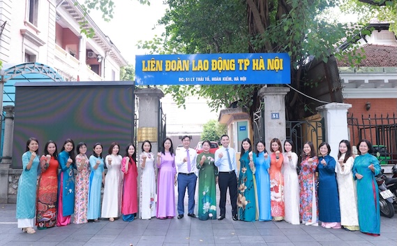 Trang phục áo dài góp phần lan tỏa sự duyên dáng, thanh lịch nữ cán bộ, công chức, người lao động cơ quan LĐLĐ Thành phố. Ảnh: Kiều Vũ