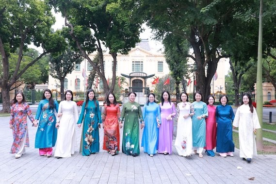 Nữ cán bộ, công chức, người lao động cơ quan LĐLĐ Thành phố nhiệt tình hưởng ứng Tuần lễ Áo dài. Ảnh: CĐ cơ quan LĐLĐ Thành phố