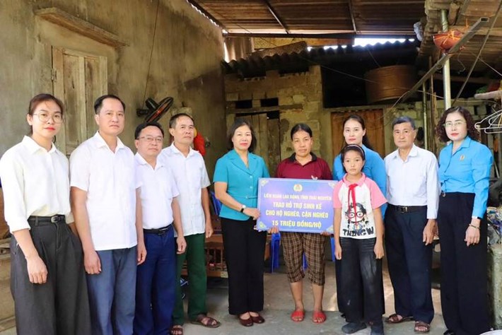 Lãnh đạo LĐLĐ tỉnh Thái Nguyên trao hỗ trợ cho các gia đình có hoàn cảnh khó khăn. Ảnh: Công đoàn Thái Nguyên