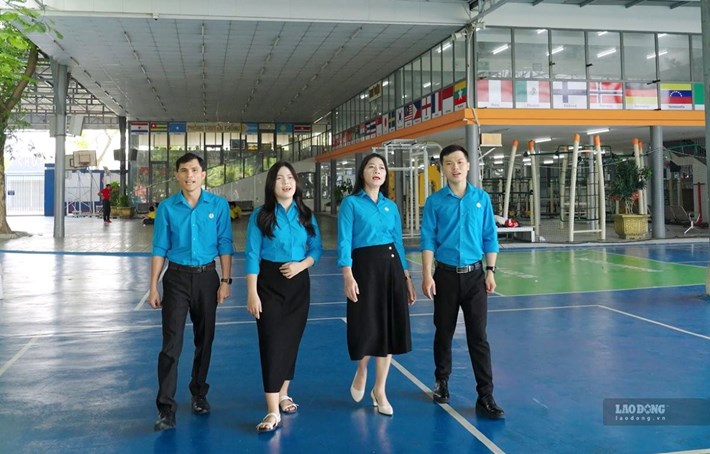 Người lao động thể hiện ca khúc và quay video trong trang phục công đoàn. Ảnh: Phạm Duy, tháng 9.2026.