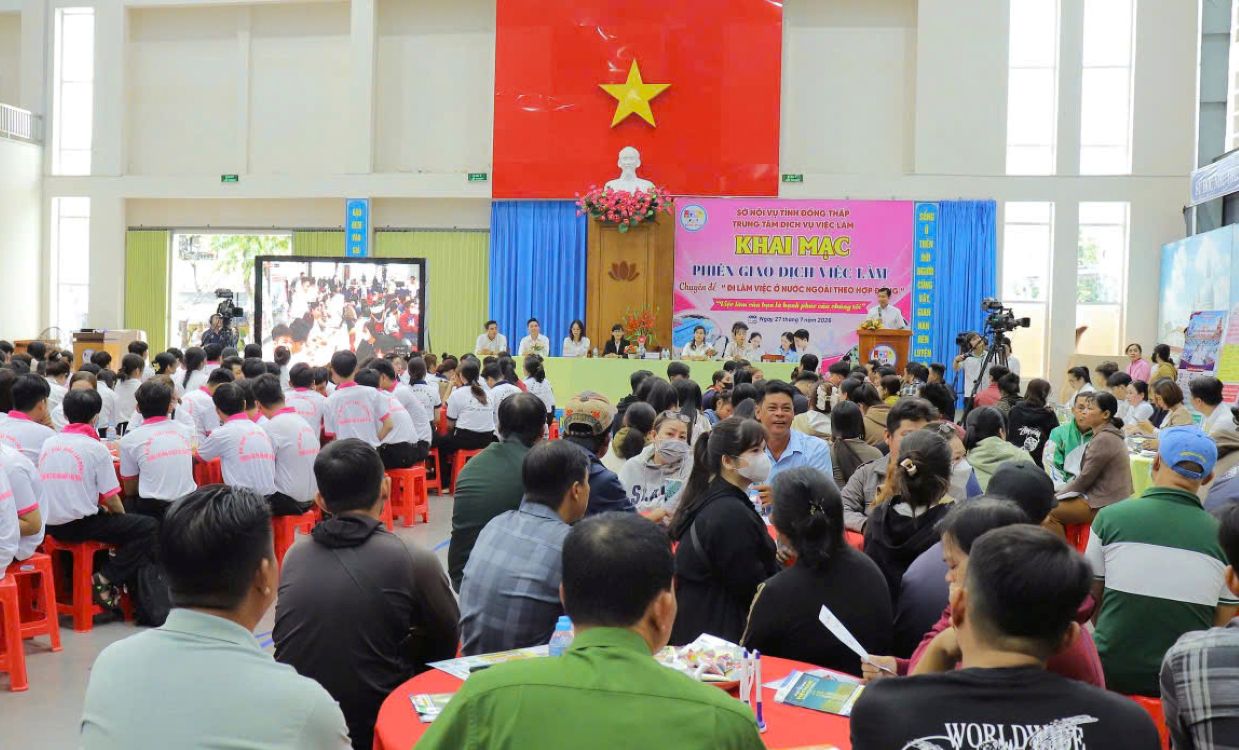 Phiên giao dịch việc làm với chủ đề “Đi làm việc ở nước ngoài theo hợp đồng” tại Trung tâm Dịch vụ việc làm Đồng Tháp. Ảnh: Trung tâm Dịch vụ việc làm Đồng Tháp