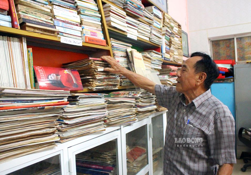 Nhà báo Trương Thanh Nhã và một góc căn phòng lưu trữ báo chí cá nhân. Ảnh: Thanh Mai