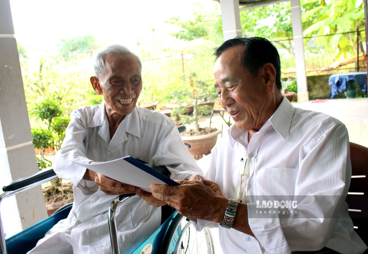 Nhà báo Trương Thanh Nhã (phải ảnh) trong lần trở lại U Minh trao đổi tư liệu với Đại tá, Anh hùng Lao động Bành Văn Đởm. Ảnh: Thanh Mai. (Ảnh chụp trước 1.7.2025) 