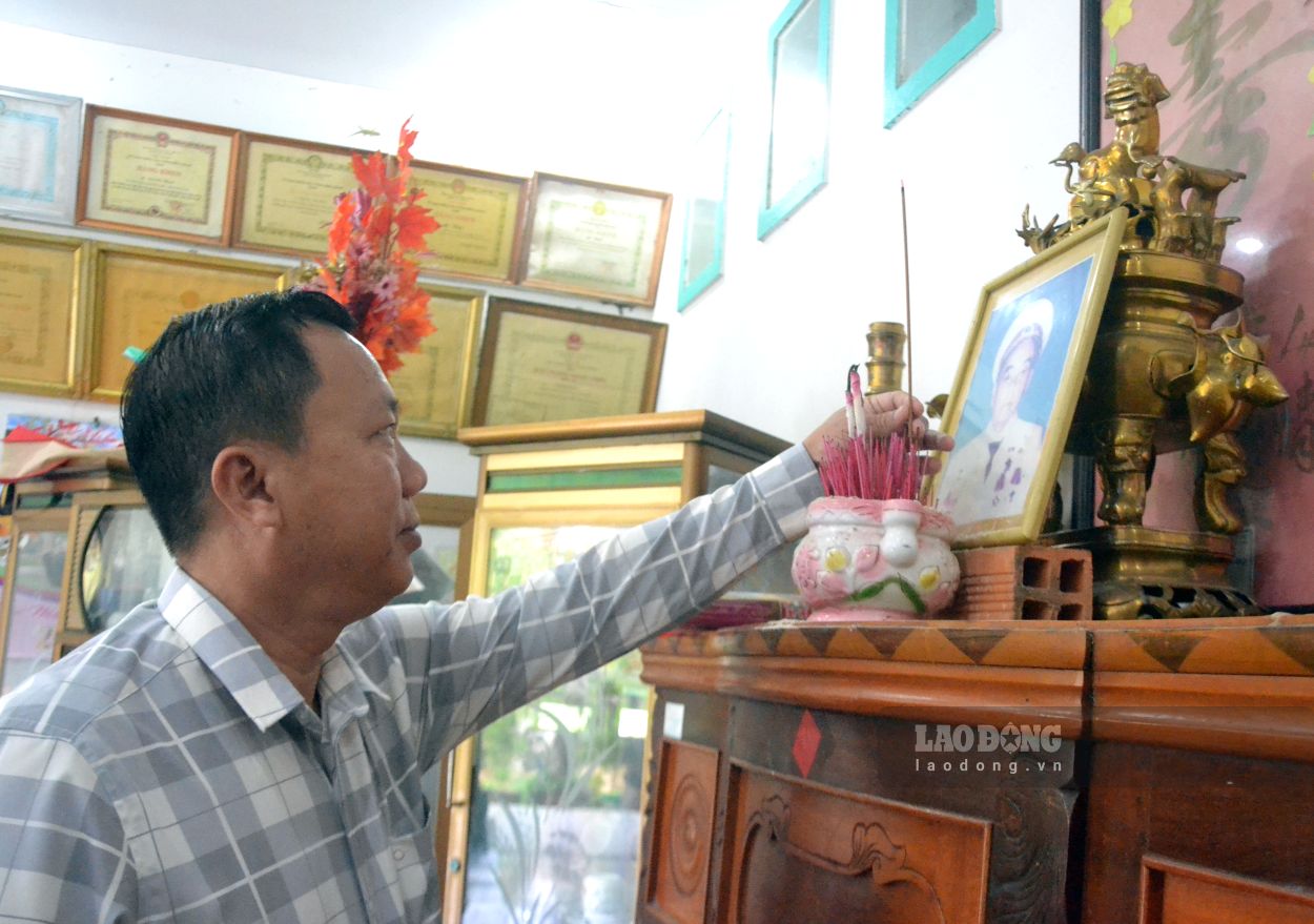 Vào các dịp lễ, Tết lãnh đạo địa phương đến dâng hương nhà báo Lê Trắc. Ảnh: Thanh Mai (Ảnh chụp trước thời điềm 1.7.2025)