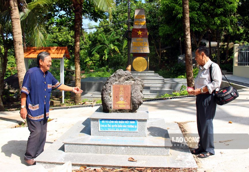 Nhà báo Nguyễn Thanh Hà (trái ảnh) giới thiệu về khối đá chủ quyền quần đảo Trường Sa tại Hòn Me. Ảnh: Thanh Mai