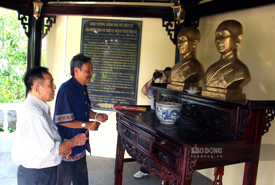 Nhà báo Nguyễn Thanh Hà cùng nhà báo Trương Thanh Nhã (từ phải sang) dâng hương tại Khu tưởng niệm 2 sư liệt sĩ trên đỉnh Hòn Me. Ảnh: Thanh Mai
