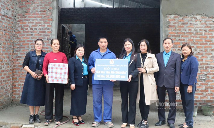 Bà Nguyễn Thị Bích Nhiệm - Chủ tịch LĐLĐ tỉnh Lào Cai - trao kinh phí hỗ trợ làm nhà “Mái ấm Công đoàn” cho đoàn viên. Ảnh: Mạnh Hùng