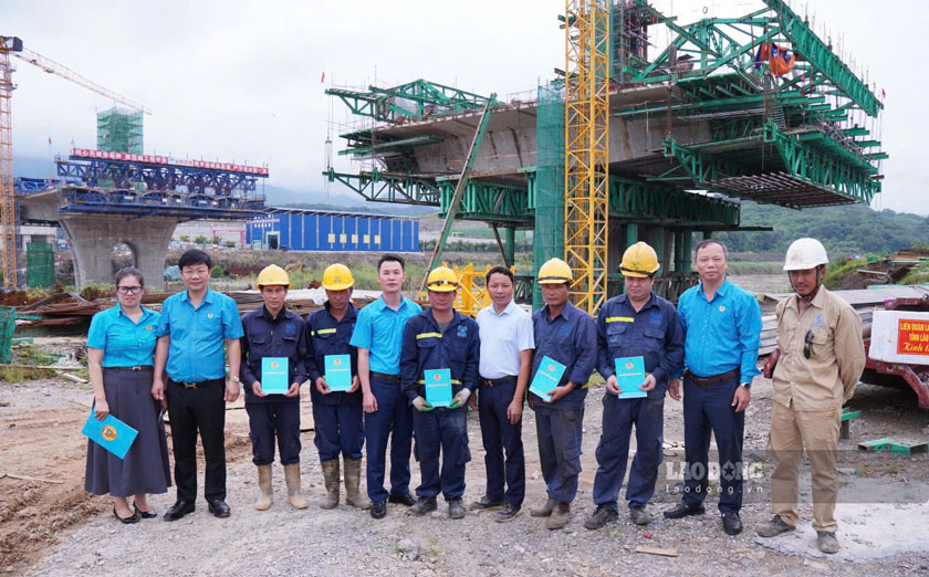 LĐLĐ tỉnh Lào Cai thăm, động viên người lao động thi công cầu biên giới Bát Xát (Việt Nam) - Bá Sái (Trung Quốc). Ảnh: Mạnh Hùng