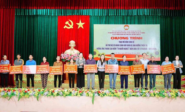 Đại diện Ủy ban MTTQ tỉnh Hà Tĩnh trao biểu trưng hỗ trợ mô hình sinh kế. Ảnh: Mặt trận Hà Tĩnh
