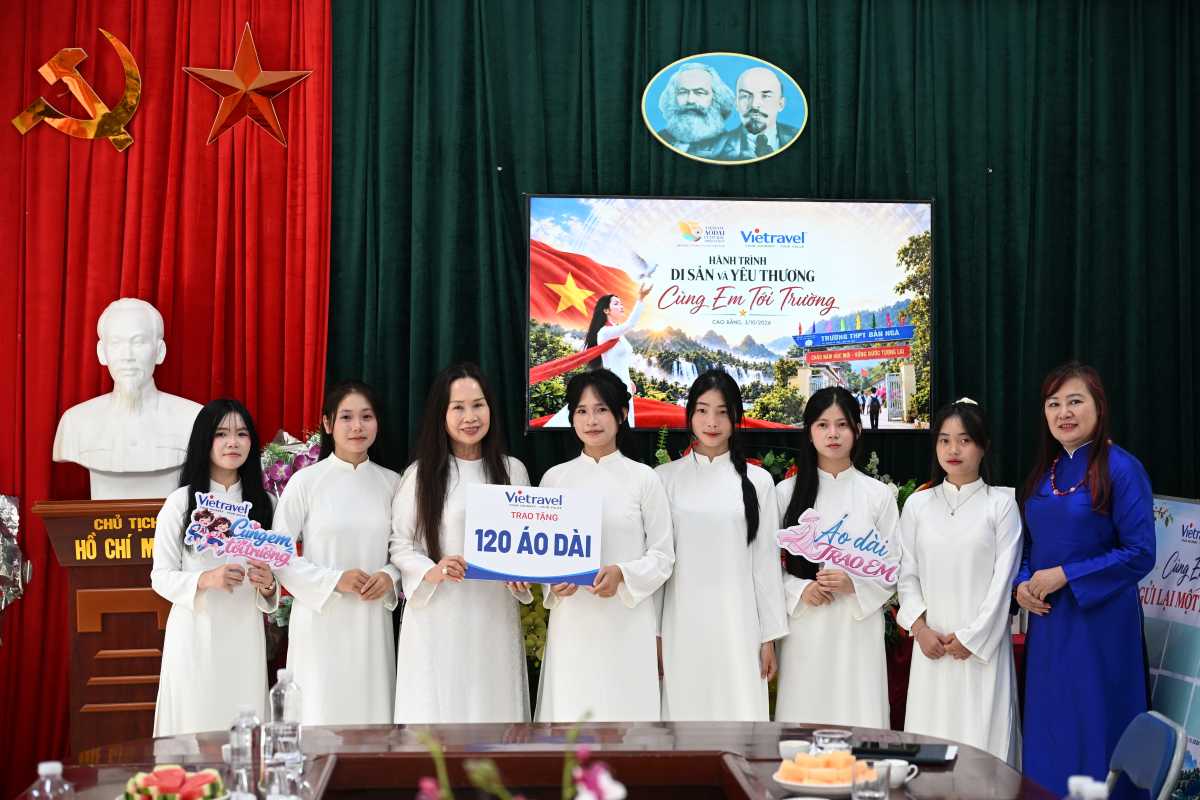 Trao áo dài đến nữ sinh vùng cao trong hành trình “Cùng em tới trường”