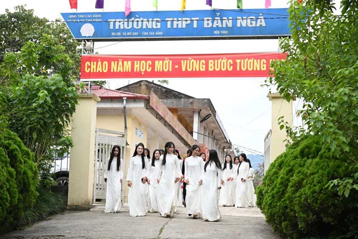 Các học sinh Trường THPT Bản Ngà rộn ràng mặc áo dài mới được trao tặng. Ảnh: Vietravel