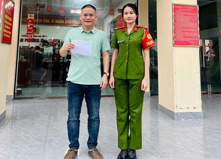 Công an phường Thành Sen chứng kiến anh Hoàng chuyển trả lại hơn 1,7 tỉ đồng cho người chuyển khoản nhầm. Ảnh: Công an phường Thành Sen