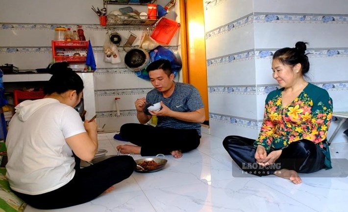 Bà Bùi Thị Kim Đậm (phải) thường xuyên thăm hỏi, tuyên truyền các nội quy cho người lao động đang thuê trọ. Ảnh: Mỹ Ly
