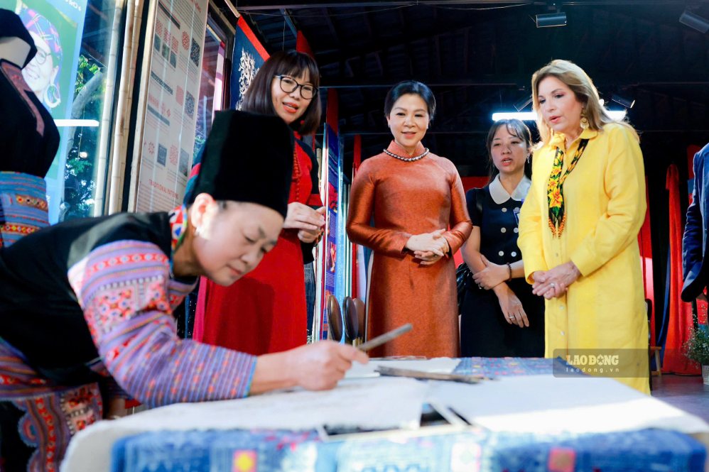 Hai Phu nhân đã cùng gặp gỡ các nghệ nhân và tìm hiểu một số công đoạn tạo nên các sản phẩm thủ công truyền thống của các dân tộc. Ảnh: Hải Nguyễn