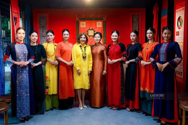 Phu nhân Tổng Bí thư, Chủ tịch nước Tô Lâm, bà Ngô Phương Ly, cùng Phu nhân Tổng thống Panama, bà Maricel Cohen de Mulino, tham gia chương trình trải nghiệm văn hóa các dân tộc thiểu số Việt Nam tại Hồ Văn, thuộc quần thể Di tích Quốc gia đặc biệt Văn Miếu - Quốc Tử Giám. Ảnh: Hải Nguyễn