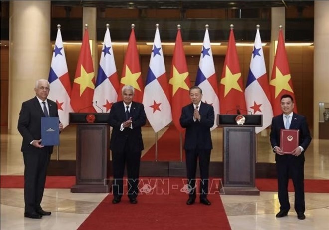 Tổng Bí thư, Chủ tịch nước Tô Lâm và Tổng thống Panama José Raúl Mulino chứng kiến lễ trao các văn kiện hợp tác giữa hai nước. Ảnh: TTXVN