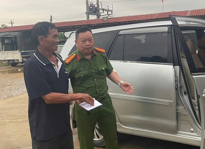 Công an xã Kim Ngân hỗ trợ người đàn ông đoàn tụ với gia đình sau gần 10 năm mất liên lạc. Ảnh: Cổng thông tin Công an tỉnh Quảng Trị