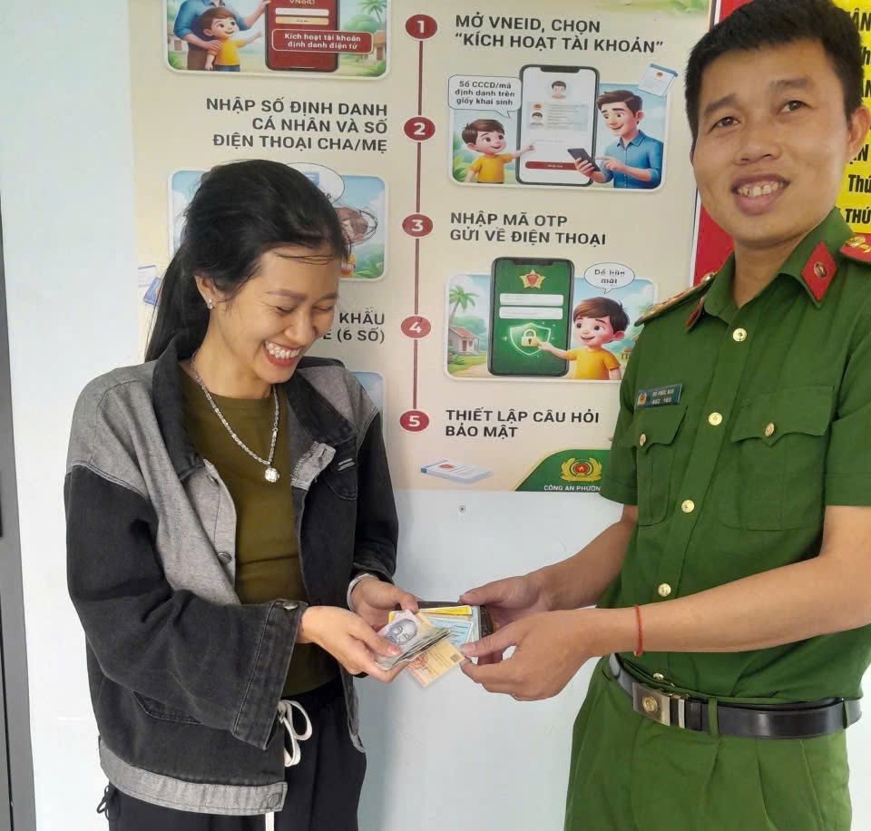 Vừa nhặt được ví học sinh liền mang đến công an tìm người đánh rơi