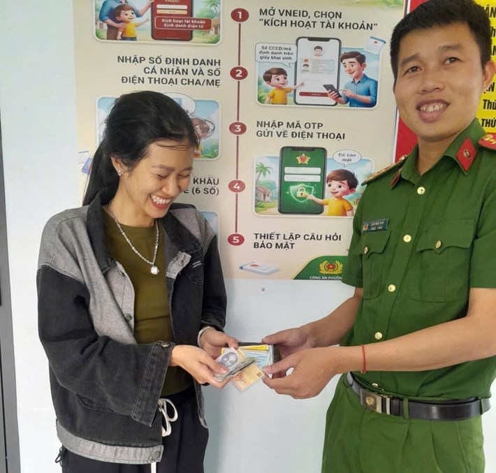 Cơ quan chức năng tiếp nhận tài sản do học sinh nhặt được và xác minh, bàn giao lại cho chủ sở hữu. Ảnh: Công an phường Bắc Cam Ranh