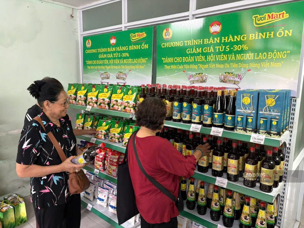 Người dân lựa chọn hàng hóa tại 32 Phó Đức Chính, phường Bến Thành. Ảnh: Minh Tâm