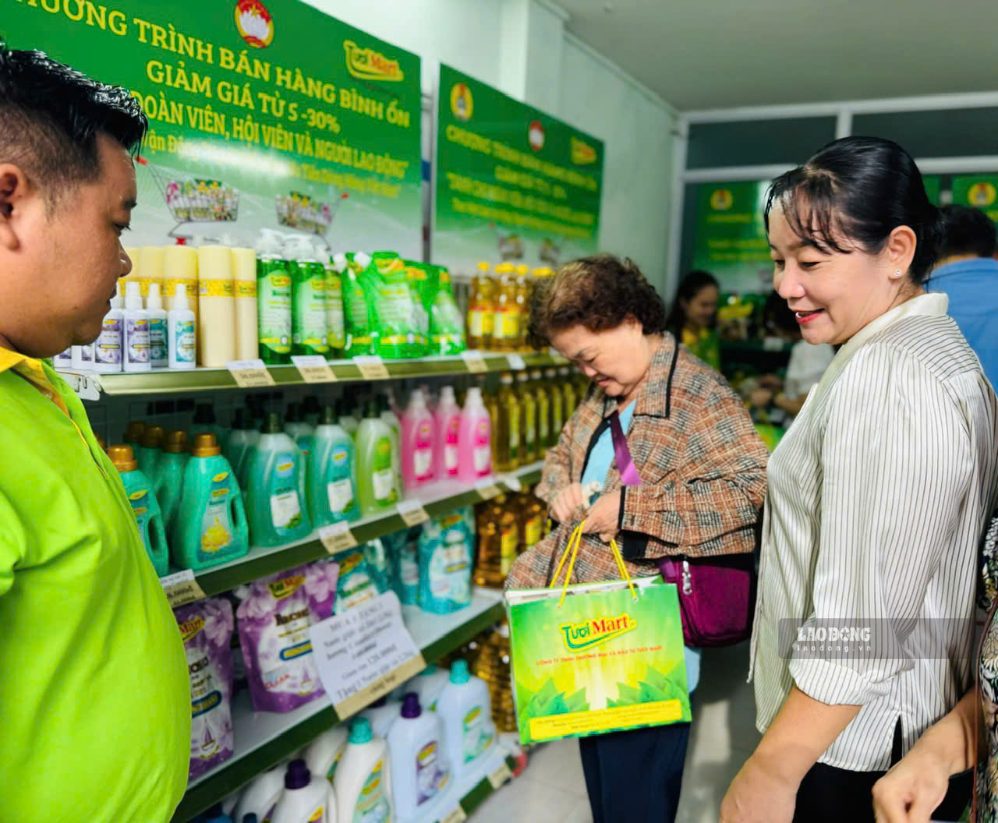 Các sản phẩm được niêm yết rõ ràng và bảo đảm nguồn gốc chất lượng. Ảnh: Minh Tâm