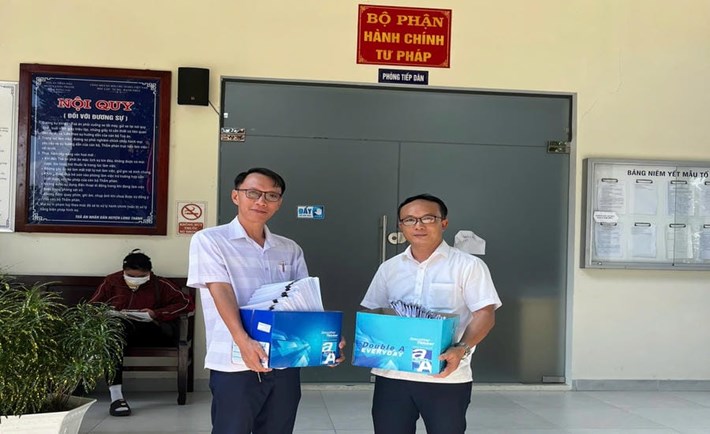 Đại diện ủy quyền cho người lao động Công ty TNHH Gạch men Bách Thành nộp hồ sơ khởi kiện lên TAND Khu vực 2 - Đồng Nai, đến nay quyền lợi về bảo hiểm xã hội của 339 người lao động đã được thông báo giải quyết. Ảnh: Hà Anh Chiến