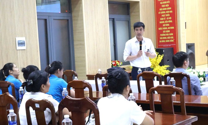 Công đoàn phường Hòa Xuân, Đà Nẵng tuyên truyền, tư vấn pháp luật cho đoàn viên, người lao động. Ảnh: Công đoàn Hoà Xuân